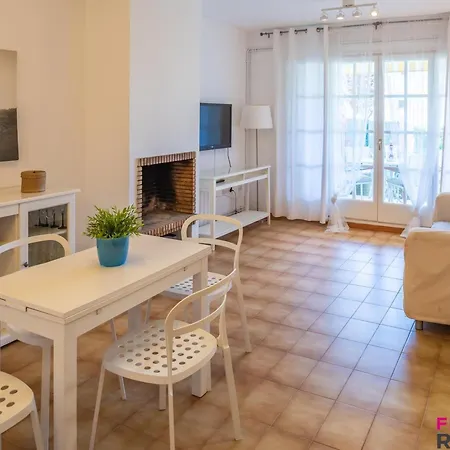 En Planta Baja Con Jardín Y Acceso A Piscina, Cerca De Playa De Sant Pol - Es-298-47 *